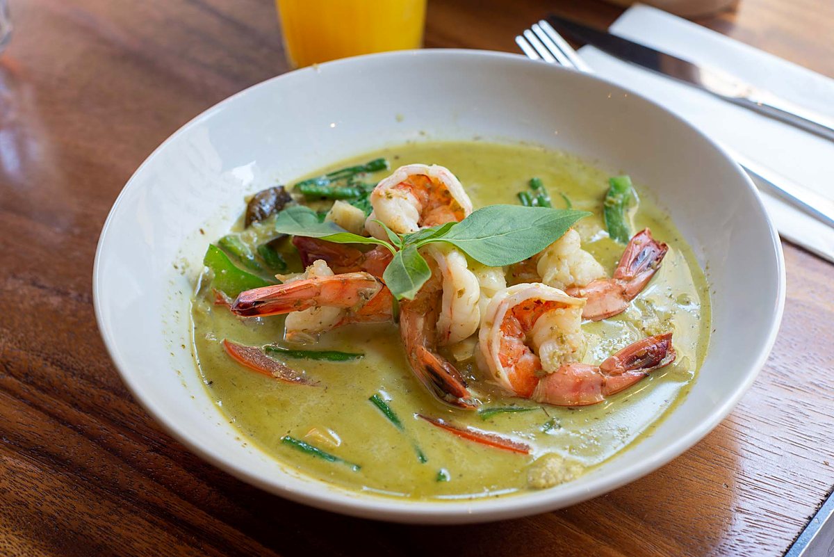 Curry vert aux crevettes, pousses de bambou et basilic thaï.
