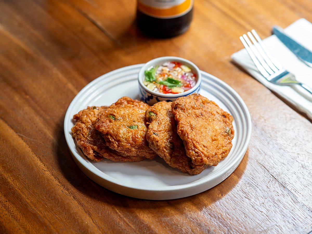 Galettes de poisson au curry rouge, sauce aigre-douce.