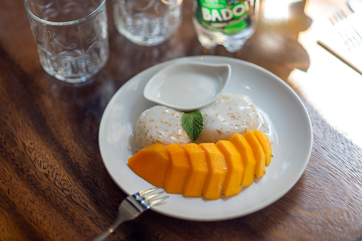 Mangue fraîche et riz gluant à la crème de coco.