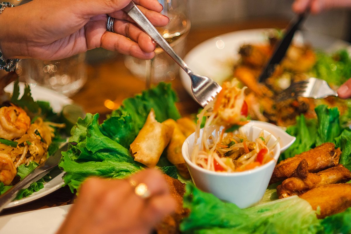 Des entrées thaïes partagées à plusieurs, salade de papaye et nems.