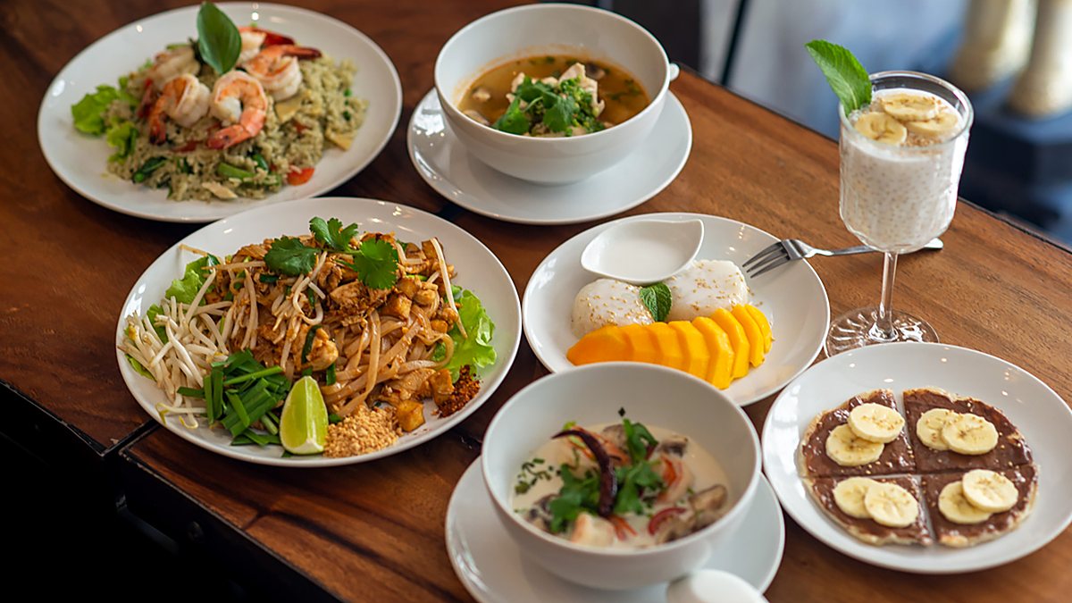 Une tablée partagée chez Ban Sue : pad thaï, currys, salades et desserts.